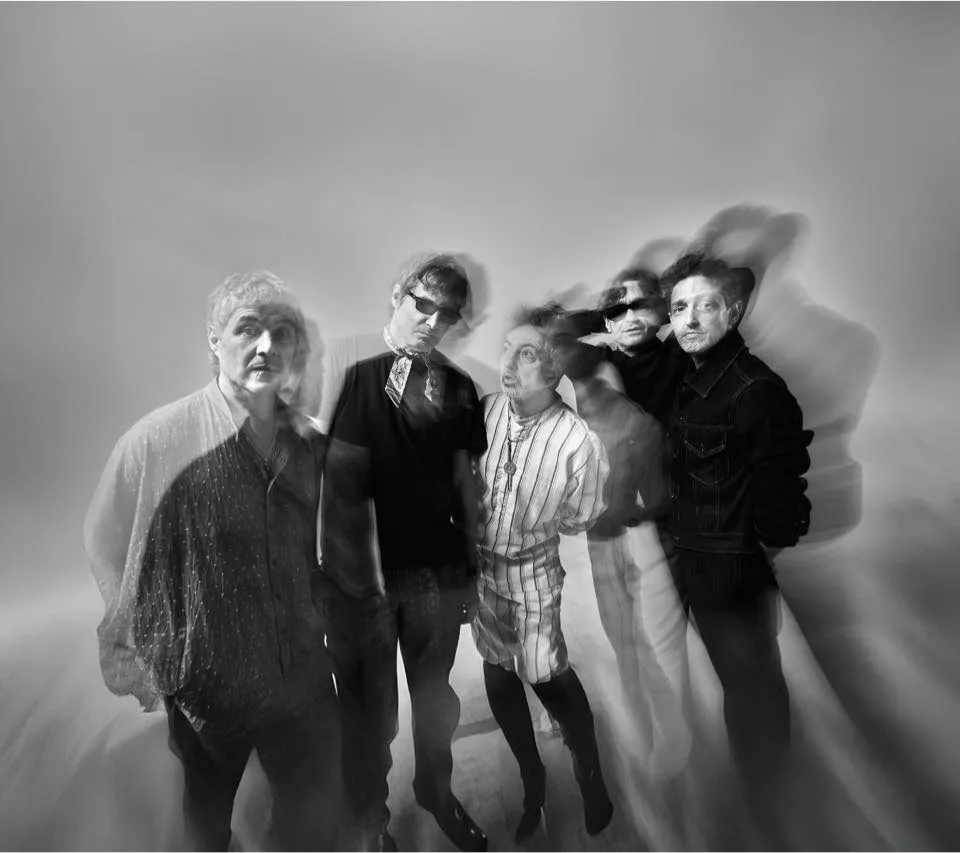 Babasónicos está de regreso con nuevo disco: 'Cuerpos' Babasónicos lanza "Cuerpos", un álbum de nueve canciones que se distancia de los géneros saturados para convertirse en una obra experimental y totalizadora.