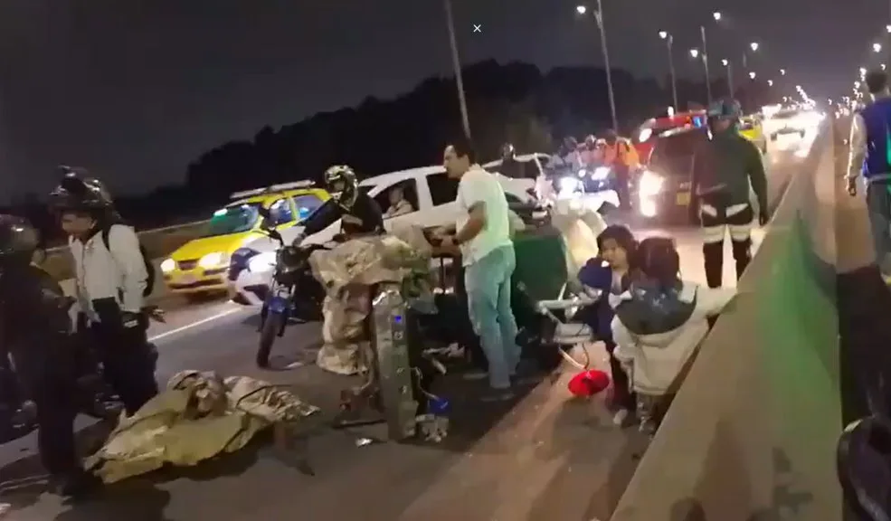 Bosa: choque entre motociclista y carreta genera caos en la Av. Villavicencio Hace pocos minutos se presentó un siniestro vial en la avenida Villavicencio con calle 53A, entre un motociclista y una carreta. También hubo otros siniestros en Engativá y Tunjuelito. Se los contamos.