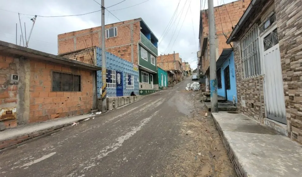 Ciudad Bolívar: madre de 'La Mona' exige prueba de ADN Leidy Lorena Orozco Calderón, una joven madre de tres hijos que había sido reportada como desaparecida en Ciudad Bolívar, fue hallada presuntamente sin vida en la ribera del río Tunjuelito. Sin embargo, tras conocer los resultados de la necropsia, su madre comenzó a dudar de que el cuerpo entregado corresponda realmente al de su hija y hoy clama ayuda a las autoridades para esclarecer este misterioso caso.
