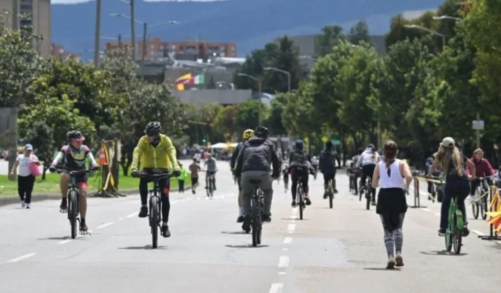 ¿Habrá ciclovía este 25 de diciembre para quemar el guaro de Navidad? 1 ¿Habrá ciclovía este 25 de diciembre para quemar el guaro de Navidad? Si es de las personas que quiere cerrar el año haciendo deporte o darse una vuelta por la ciudad para pasar el guayabo de la Navidad, aproveche la tradicional ciclovía de Bogotá; aquí le contamos los horarios y los lugares en los que se desarrollará.