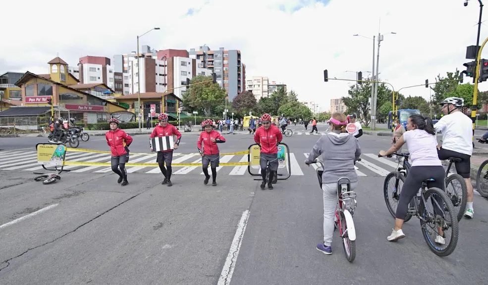 ¿Habrá ciclovía este 25 de diciembre para quemar el guaro de Navidad? 2 ¿Habrá ciclovía este 25 de diciembre para quemar el guaro de Navidad? Si es de las personas que quiere cerrar el año haciendo deporte o darse una vuelta por la ciudad para pasar el guayabo de la Navidad, aproveche la tradicional ciclovía de Bogotá; aquí le contamos los horarios y los lugares en los que se desarrollará.