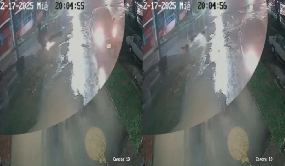 ¡Se lo tragó la tierra! Motero terminó en el fondo de una alcantarilla en Engativá. Hay video Una cámara de seguridad en el barrio San Joaquín Norte, en Engativá, captó el momento en que un motero cayó a una alcantarilla al no percatarse de su presencia, debido a que la vía estaba inundada.