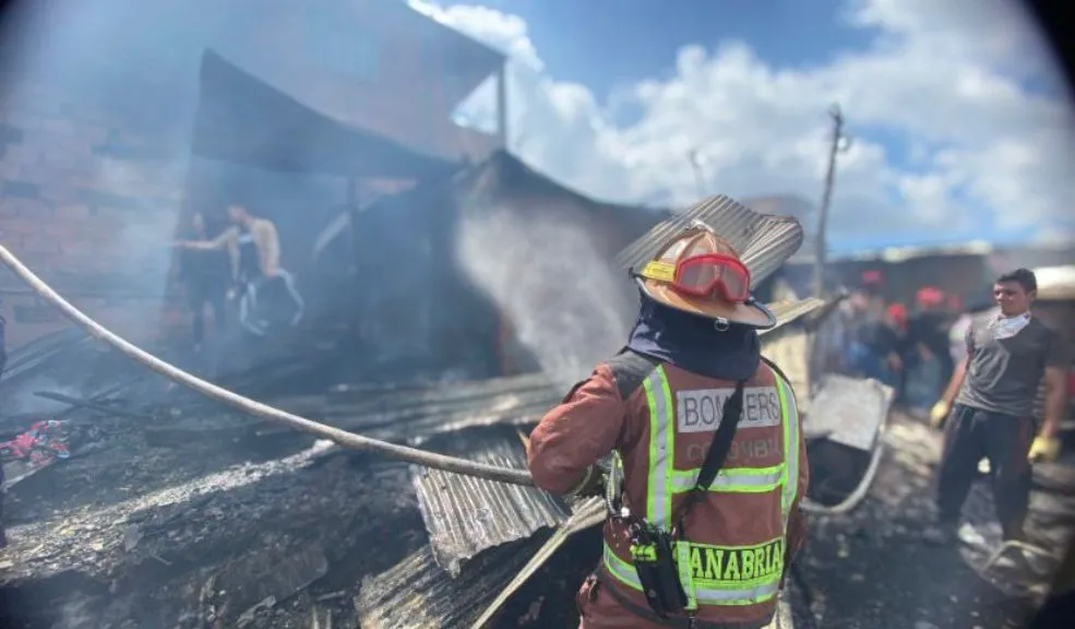 ¡Atención! Incendio en Soacha dejó, al menos, casi 50 personas afectadas Un fuerte incendio se registró en la Comuna 4 del municipio de Soacha, dejando un saldo de cerca de 50 personas afectadas, entre ellas menores de edad. A continuación, el reporte detallado.