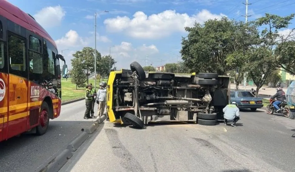 ¡Se volcó carro de valores en la Av. Américas! Hay tráfico lento 1 ¡Se volcó carro de valores en la Av. Américas! Hay tráfico lento El volcamiento de un carro de valores en la Avenida de las Américas con Boyacá colapsa la movilidad en Puente Aranda. Los ocupantes, al parecer, se niegan a abandonar el blindado por seguridad.