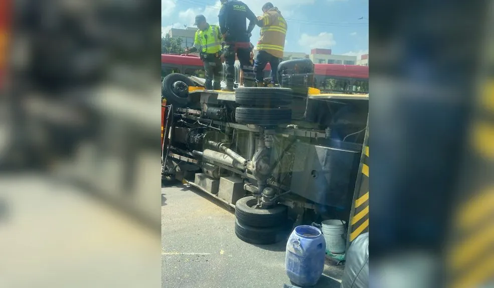 ¡Se volcó carro de valores en la Av. Américas! Hay tráfico lento 2 ¡Se volcó carro de valores en la Av. Américas! Hay tráfico lento El volcamiento de un carro de valores en la Avenida de las Américas con Boyacá colapsa la movilidad en Puente Aranda. Los ocupantes, al parecer, se niegan a abandonar el blindado por seguridad.