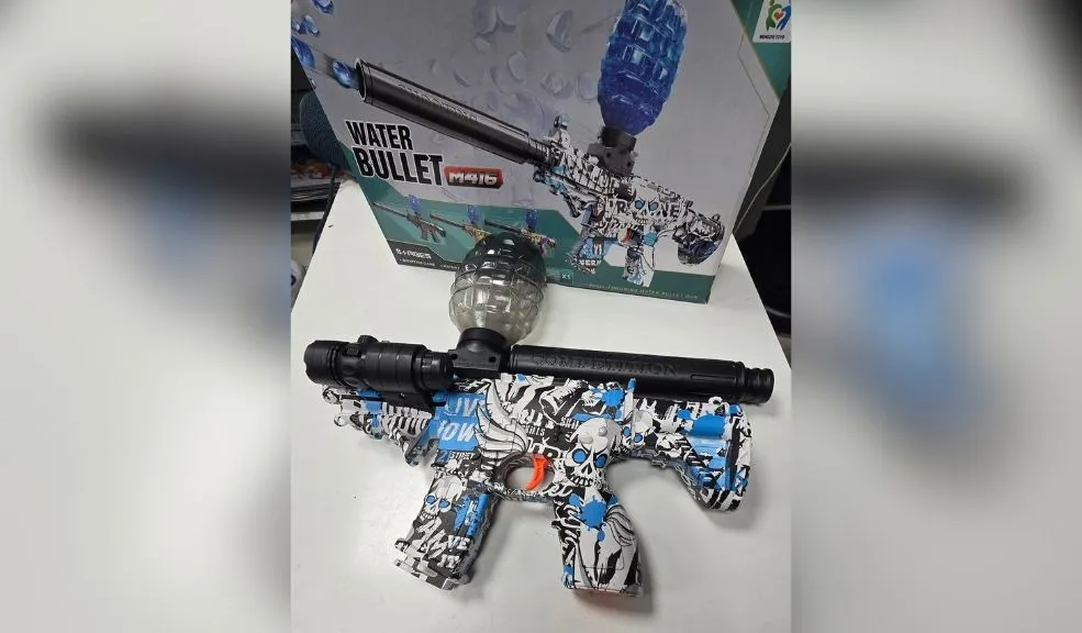 ¡Un regalo que no es inofensivo! Niño de 6 años casi pierde un ojo por pistola de hidrogel 1 ¡Un regalo que no es inofensivo! Niño de 6 años casi pierde un ojo por pistola de hidrogel En el periodo reciente, las pistolas de hidrogel tomaron demasiada popularidad entre niños y adultos, hasta tal punto que en esta Navidad se convirtieron en uno de los regalos más solicitados. Sin embargo, la ilusión de un niño por tener este juguete terminó en tragedia, luego de que uno de las balas de gel lo impactara directamente en el ojo.