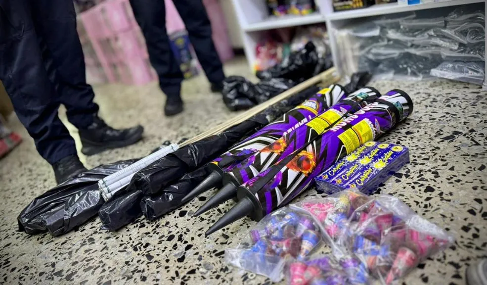 ¡Vuelve y juega! Operativo destapó caleta de pólvora dentro de comercios en el centro En un operativo contra el comercio de artículos peligrosos, las autoridades intervinieron el sector de La Mariposa, en San Victorino, tras descubrir depósitos clandestinos de pólvora.