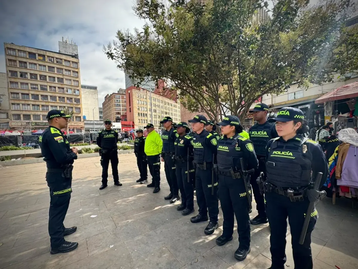 ¡Vuelve y juega! Operativo destapó caleta de pólvora dentro de comercios en el centro En un operativo contra el comercio de artículos peligrosos, las autoridades intervinieron el sector de La Mariposa, en San Victorino, tras descubrir depósitos clandestinos de pólvora.