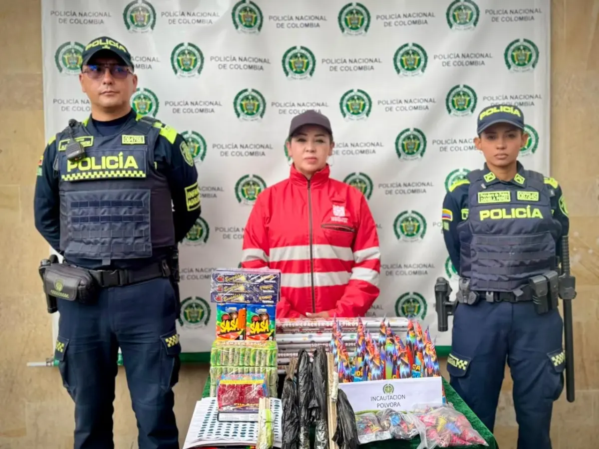 ¡Vuelve y juega! Operativo destapó caleta de pólvora dentro de comercios en el centro En un operativo contra el comercio de artículos peligrosos, las autoridades intervinieron el sector de La Mariposa, en San Victorino, tras descubrir depósitos clandestinos de pólvora.