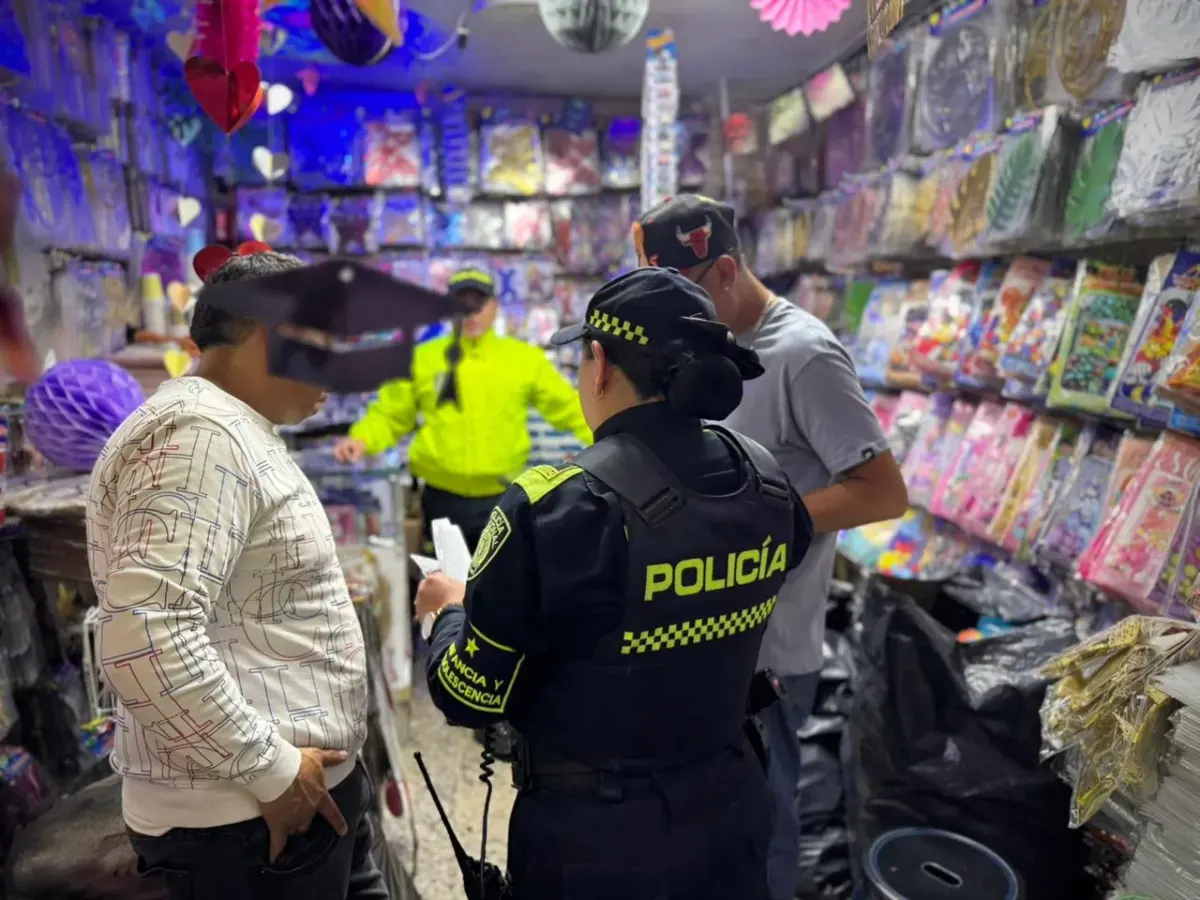 ¡Vuelve y juega! Operativo destapó caleta de pólvora dentro de comercios en el centro En un operativo contra el comercio de artículos peligrosos, las autoridades intervinieron el sector de La Mariposa, en San Victorino, tras descubrir depósitos clandestinos de pólvora.