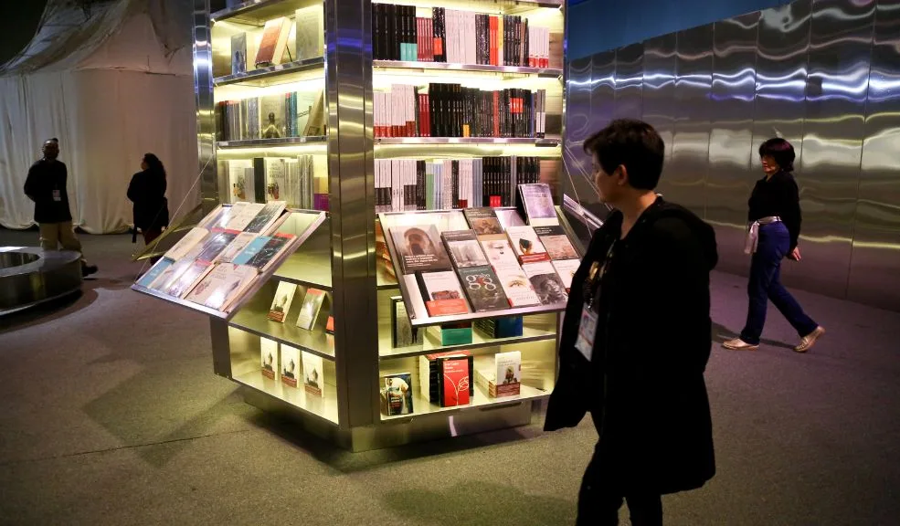 ¿Buscando libros independientes? ‘La Vuelta’ llega a la Biblioteca Virgilio Barco Un total de 66 proyectos editoriales que reflejan la diversidad, creatividad y fuerza del ecosistema del libro independiente en el país, se preparan con nuevos lanzamientos en la quinta edición de La Vuelta.