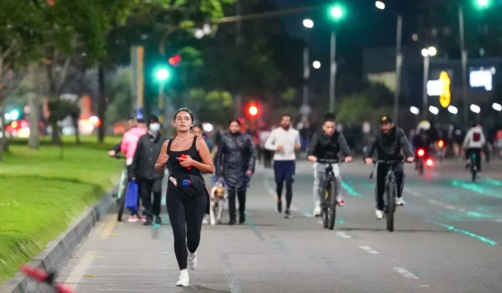 Este jueves habrá Ciclovía Nocturna. Habrá Karaoke, actividad física, entre otras actividades La tradicional Ciclovía Nocturna de fin de año no solo regresa con su acostumbrado recorrido por los principales corredores viales, sino que también ofrece otras actividades de esparcimiento, como karaoke y actividad física. Le contamos los detalles.