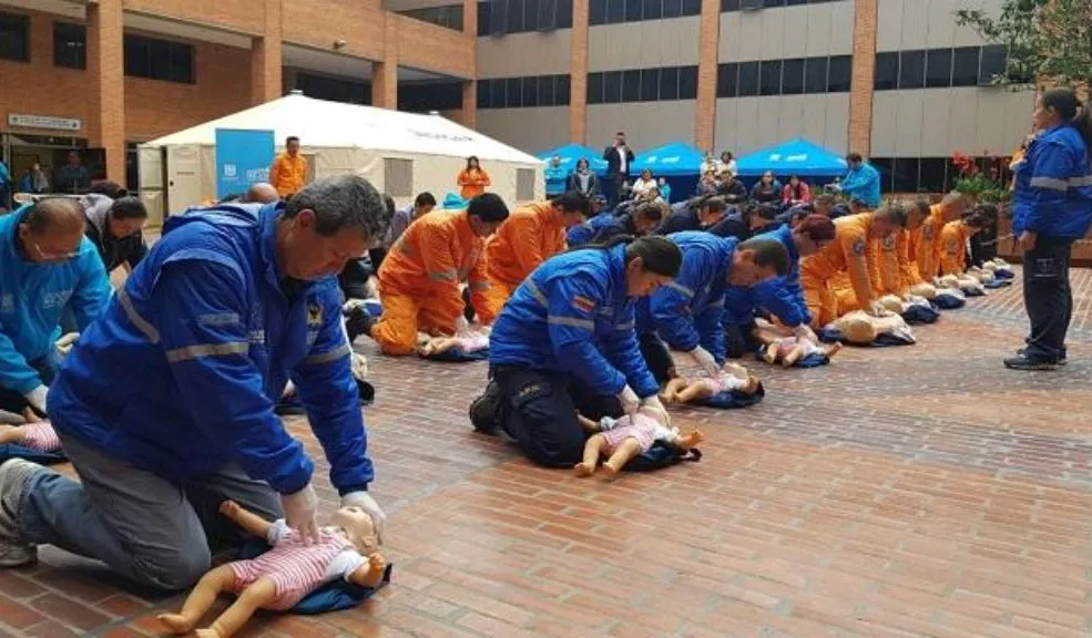 ¿Quiere saber cómo actuar ante una emergencia? Aprenda con un curso gratuito del Distrito No permita que, ante la llegada de una emergencia, el pánico y el desconocimiento le ganen. Varias instituciones del Distrito se han unido para crear un curso totalmente gratuito para que, como ciudadanos, actuemos como ‘Primer Respondiente’ ante la presencia de una emergencia.