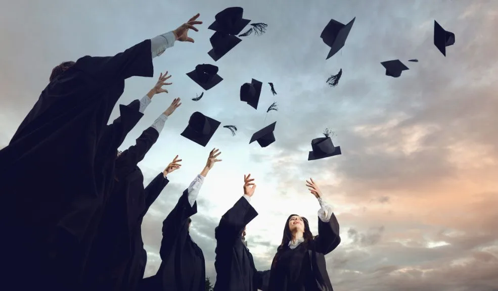 ¿Recién graduado? Hay 691 ofertas de empleo, 422 para bachilleres Con las recientes graduaciones en los colegios públicos y privados de la ciudad, cientos de estudiantes se enfocan en conseguir su primer empleo. Es por ello que la Alcaldía, de la mano de la Secretaría de Desarrollo Económico, lanzó nueve ferias de empleo en varias localidades para que puedan cumplir el deseo de conseguir un trabajo antes de que acabe el año.