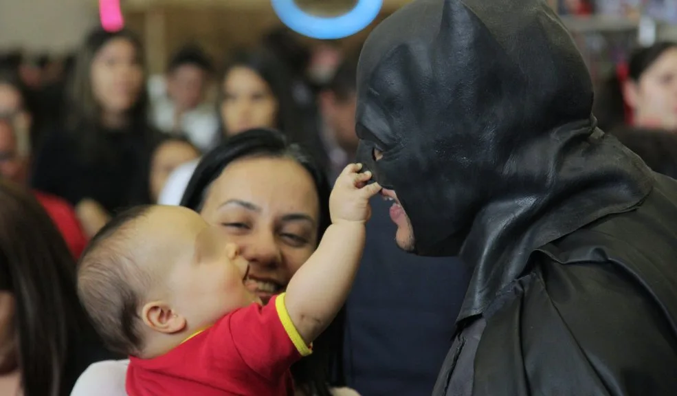 ¿Sabía que la 'batiamabilidad' se activa cuando Batman está cerca? 2 ¿Sabía que la 'batiamabilidad' se activa cuando Batman está cerca? Un experimento evidenció que ante la presencia inconsciente o consciente de una persona disfrazada como Batman, los usuarios activaban su “batiamabilidad” para ceder el puesto a mujeres embarazadas en el transporte público.