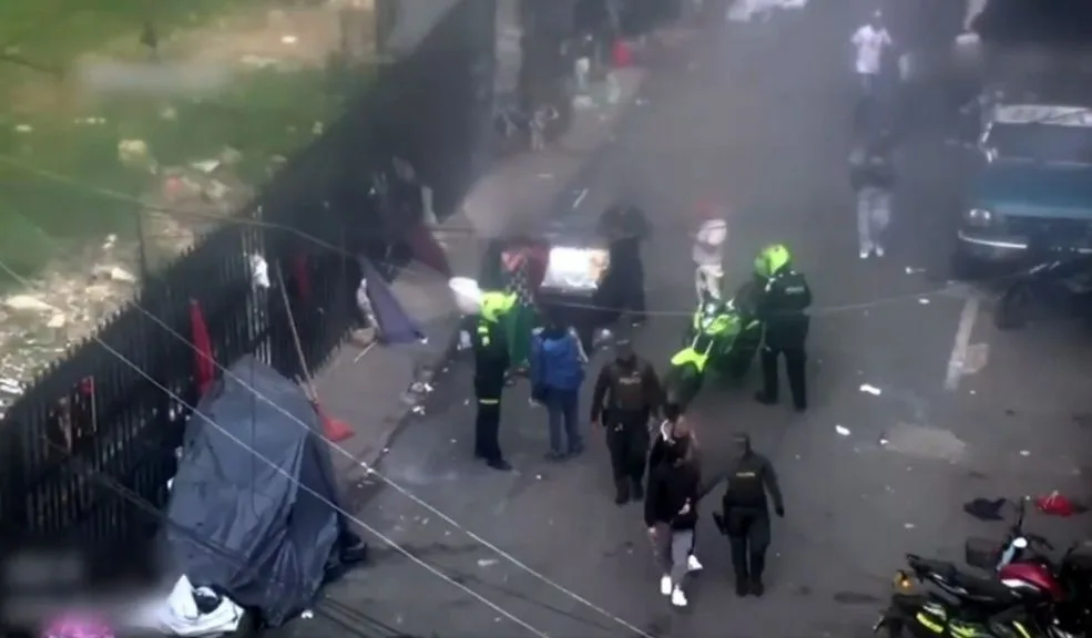 Capturan a una mujer que estaba vendiendo drogas en el centro de Bogotá La Policía Metropolitana capturó a una mujer que utilizaba las concurridas calles del centro de la ciudad para comercializar sustancias psicoactivas.