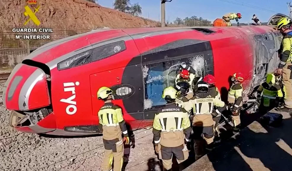 Al menos 39 fallecidos y 152 heridos por descarrilamiento de 2 trenes en España Al menos 39 personas han perdido la vida y 152 han resultado heridas tras el descarrilamiento de un tren y su posterior choque con otro que circulaba por la zona de Adamuz, Córdoba. El incidente provocó un despliegue masivo de servicios de emergencia y atención médica en el área.