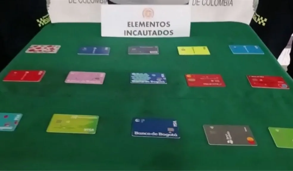 Cundinamarca: capturan a sujeto mientras aplicaba pegamento a un cajero automático en Girardot Un hombre de 44 años fue capturado en Girardot, Cundinamarca, mientras saboteaba un cajero automático con pegamento para aplicar el tradicional 'cambiazo' de tarjetas cuando los usuarios pedían ayuda.