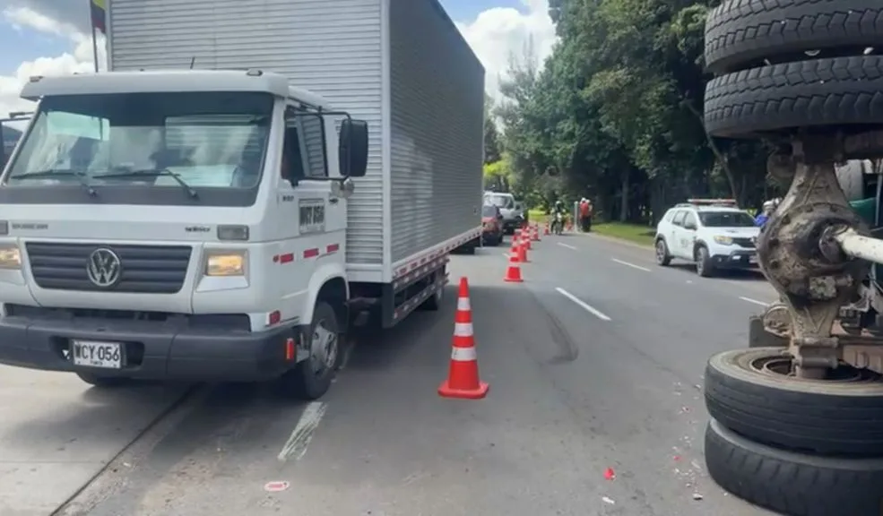 Usaquén: se le salieron los limones a un camión tras volcarse en la Autopista Norte A esta hora se presenta un fuerte embotellamiento sobre la Autopista Norte, en la localidad de Usaquén, luego de que un camión se volcara y quedara atravesado sobre los tres carriles de la vía. Las canastillas de limones que transportaba terminaron regadas a lo largo del corredor vial, retrasando la reapertura.