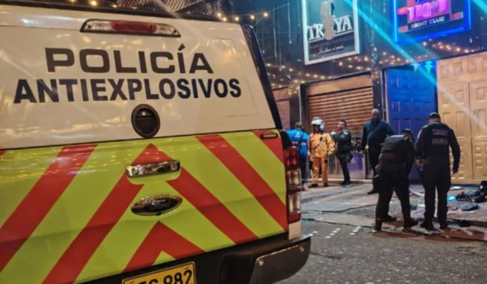 ¡Tras la pista de los responsables! Autoridades refuerzan la seguridad en Santa Fe luego del ataque A 16 horas de ser cometido el ataque en el barrio Santa Fe del centro de la ciudad, en el cual resultó una persona fallecida y 13 más heridas, las autoridades van tras la pista de los responsables y refuerzan la seguridad en el punto para identificar quién sale y entra de la zona.