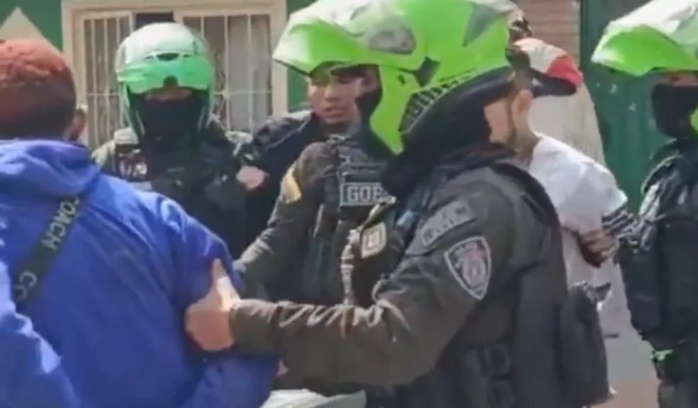 En Soacha: presuntos fleteros fueron capturados huyendo en un taxi 1 En Soacha: presuntos fleteros fueron capturados huyendo en un taxi Una persecución de película terminó en la captura de cuatro hombres señalados de cometer un robo bajo la modalidad de fleteo, en el municipio de Soacha.
