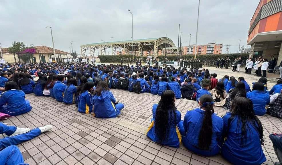 Policía de Soacha refuerza su seguridad en los colegios por regreso a clases Con la reactivación del calendario académico, la Policía Metropolitana de Soacha puso en marcha un dispositivo especial diseñado para transformar los colegios en territorios seguros.