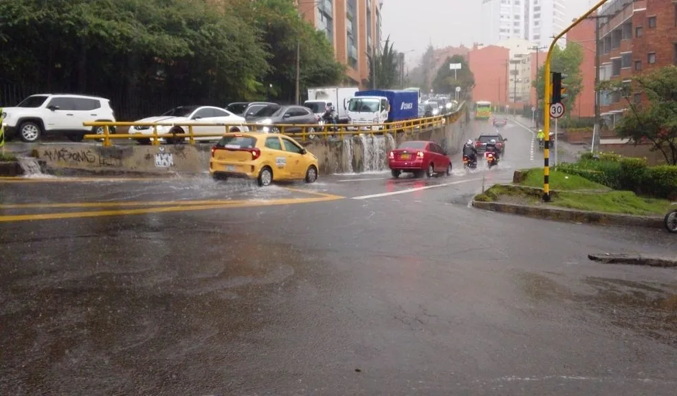 ¡La capital bajo el agua! Inundaciones y encharcamientos provocan tremendo trancón Las intensas lluvias en la capital han provocado inundaciones y encharcamientos que han afectado la movilidad en las localidades de Chapinero, Antonio Nariño y Barrios Unidos.