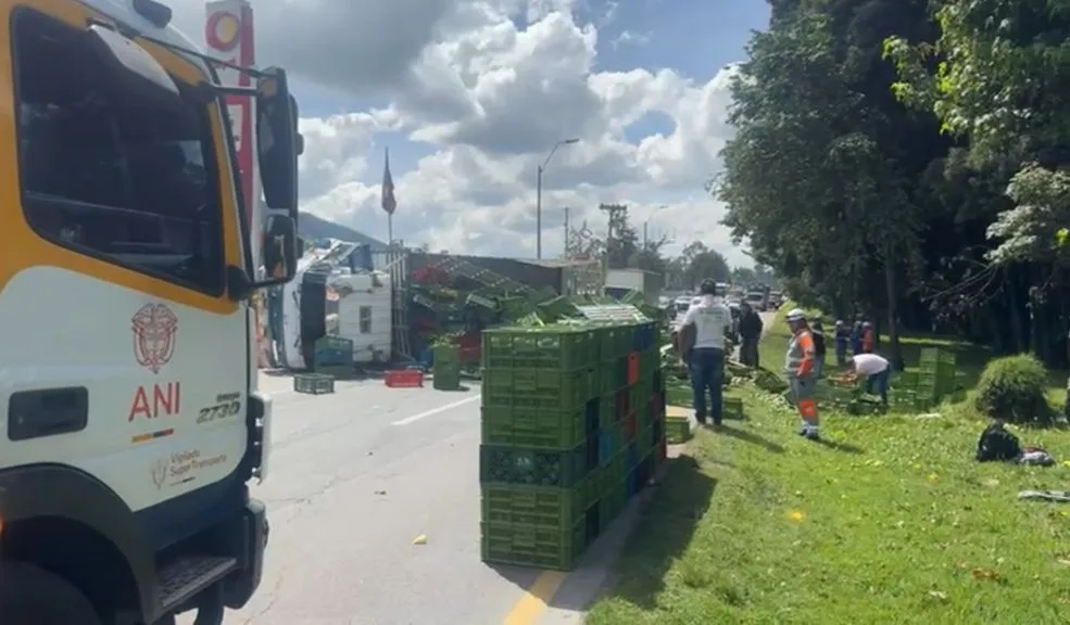 Usaquén: se le salieron los limones a un camión tras volcarse en la Autopista Norte A esta hora se presenta un fuerte embotellamiento sobre la Autopista Norte, en la localidad de Usaquén, luego de que un camión se volcara y quedara atravesado sobre los tres carriles de la vía. Las canastillas de limones que transportaba terminaron regadas a lo largo del corredor vial, retrasando la reapertura.