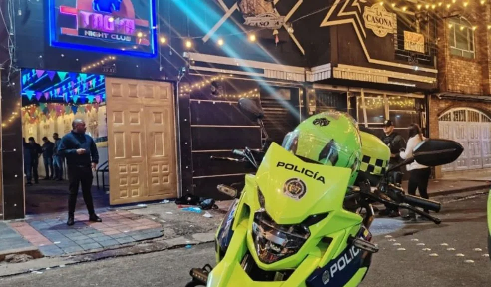 ¡Tras la pista de los responsables! Autoridades refuerzan la seguridad en Santa Fe luego del ataque A 16 horas de ser cometido el ataque en el barrio Santa Fe del centro de la ciudad, en el cual resultó una persona fallecida y 13 más heridas, las autoridades van tras la pista de los responsables y refuerzan la seguridad en el punto para identificar quién sale y entra de la zona.