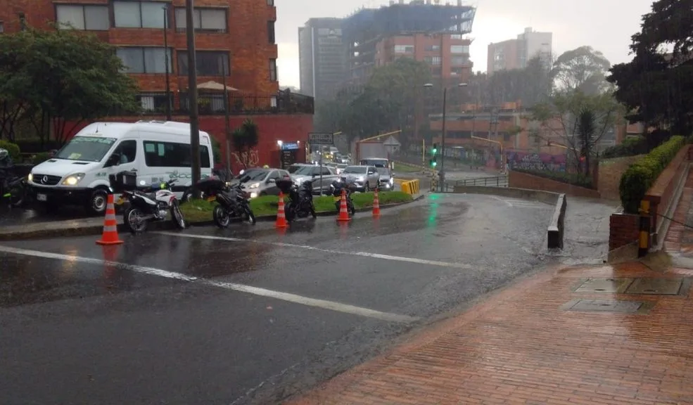 ¡La capital bajo el agua! Inundaciones y encharcamientos provocan tremendo trancón Las intensas lluvias en la capital han provocado inundaciones y encharcamientos que han afectado la movilidad en las localidades de Chapinero, Antonio Nariño y Barrios Unidos.