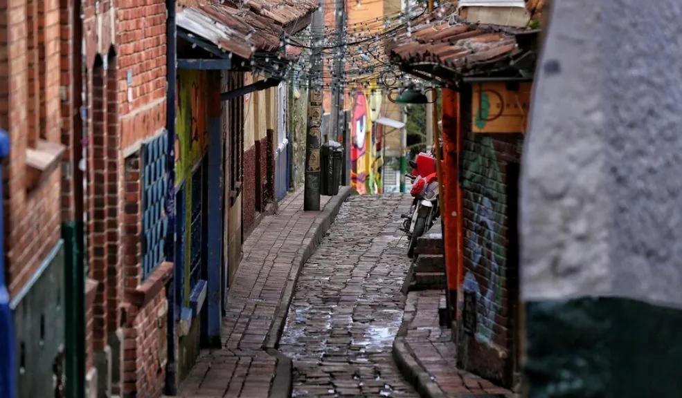 ¡Active sus ojos de turista! Redescubra La Candelaria en una caminata nocturna 1 ¡Active sus ojos de turista! Redescubra La Candelaria en una caminata nocturna Uno de los espacios más fascinantes de la capital es el Centro Histórico de La Candelaria y, si no ha tenido la oportunidad de visitarlo o quiere redescubrir nuevas cosas, asista a una caminata nocturna que promete conectar con el corazón de Bogotá.