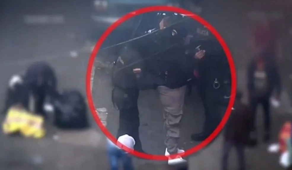 Capturan a una mujer que estaba vendiendo drogas en el centro de Bogotá La Policía Metropolitana capturó a una mujer que utilizaba las concurridas calles del centro de la ciudad para comercializar sustancias psicoactivas.