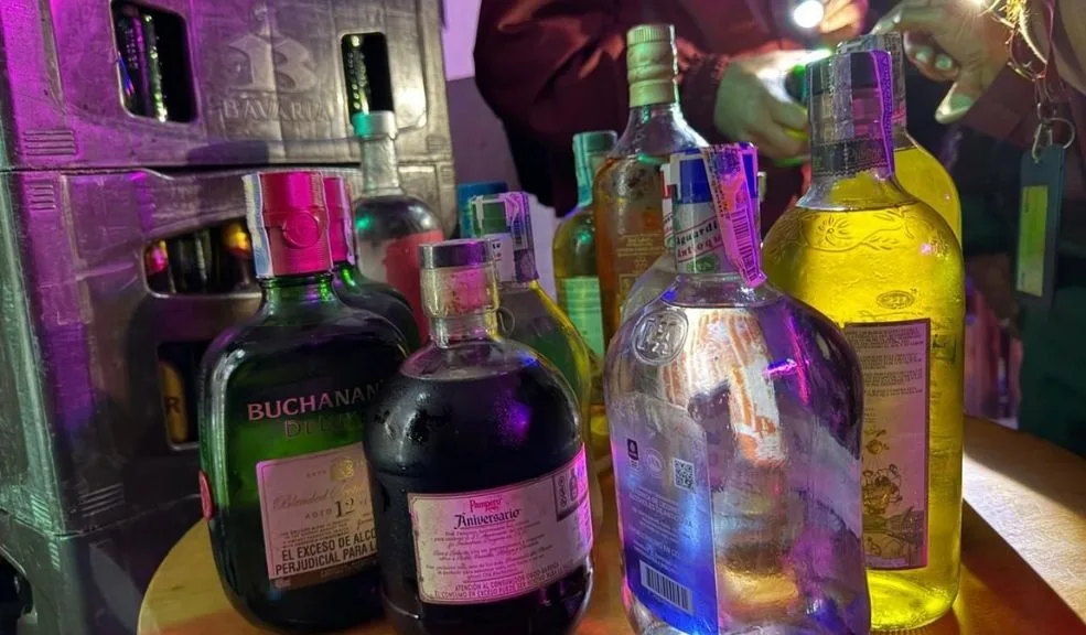 Dos bares en Bosa fueron suspendidos por vender licor adulterado Durante una jornada de inspección de ocho horas liderada por la Secretaría de Seguridad y la Policía Metropolitana, las autoridades suspendieron la actividad comercial de dos bares que distribuían el denominado licor "chimbo".