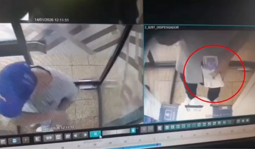 Cundinamarca: capturan a sujeto mientras aplicaba pegamento a un cajero automático en Girardot Un hombre de 44 años fue capturado en Girardot, Cundinamarca, mientras saboteaba un cajero automático con pegamento para aplicar el tradicional 'cambiazo' de tarjetas cuando los usuarios pedían ayuda.