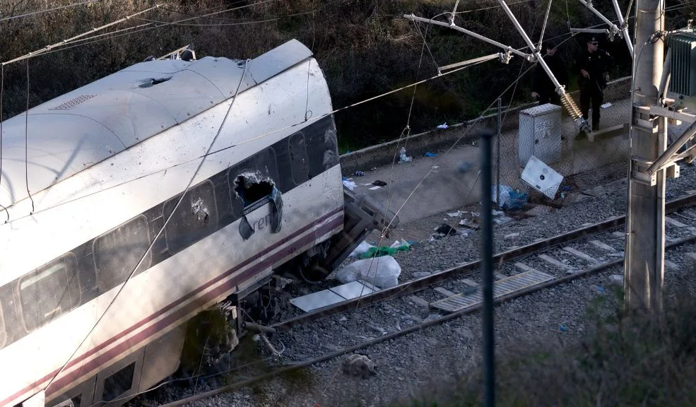 Al menos 39 fallecidos y 152 heridos por descarrilamiento de 2 trenes en España 1 Al menos 39 fallecidos y 152 heridos por descarrilamiento de 2 trenes en España Al menos 39 personas han perdido la vida y 152 han resultado heridas tras el descarrilamiento de un tren y su posterior choque con otro que circulaba por la zona de Adamuz, Córdoba. El incidente provocó un despliegue masivo de servicios de emergencia y atención médica en el área.