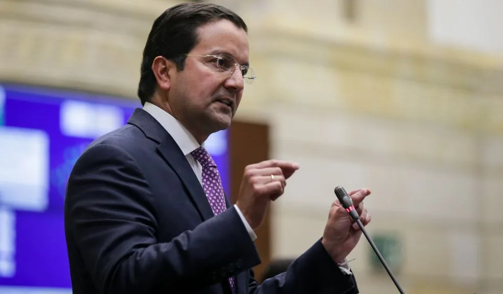 David Luna admitió que se siente como un "cu&*@" por la encuesta: Cepeda y Abelardo celebran   Desde diferentes sectores políticos reaccionaron a los resultados de la encuesta de Noticias RCN, en la que Iván Cepeda y Abelardo de la Espriella lideran; David Luna confesó sentirse mal.