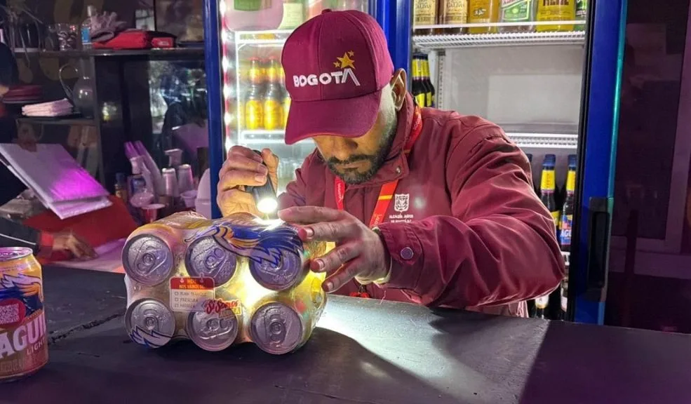 Dos bares en Bosa fueron suspendidos por vender licor adulterado Durante una jornada de inspección de ocho horas liderada por la Secretaría de Seguridad y la Policía Metropolitana, las autoridades suspendieron la actividad comercial de dos bares que distribuían el denominado licor "chimbo".