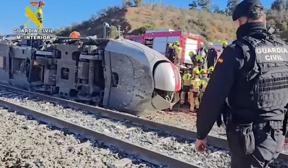 Al menos 39 fallecidos y 152 heridos por descarrilamiento de 2 trenes en España 2 Al menos 39 fallecidos y 152 heridos por descarrilamiento de 2 trenes en España Al menos 39 personas han perdido la vida y 152 han resultado heridas tras el descarrilamiento de un tren y su posterior choque con otro que circulaba por la zona de Adamuz, Córdoba. El incidente provocó un despliegue masivo de servicios de emergencia y atención médica en el área.