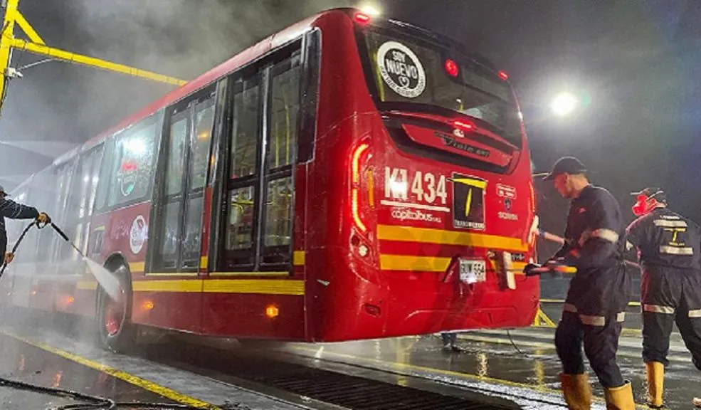 Abren 100 vacantes para operadores de lavado y embellecimiento de buses de TransMilenio 10 Abren 100 vacantes para operadores de lavado y embellecimiento de buses de TransMilenio La Alcaldía de Bogotá abrió 100 vacantes presenciales para operadores de lavado y embellecimiento de buses de TransMilenio.