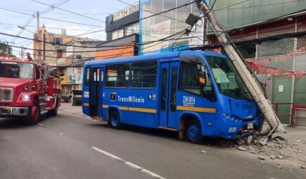 Accidente en Fontibón: bus del SITP se estrelló contra un poste La mañana de este viernes, el barrio Modelia, en la localidad de Fontibón, fue escenario de un aparatoso accidente protagonizado por un bus zonal del SITP contra un poste.