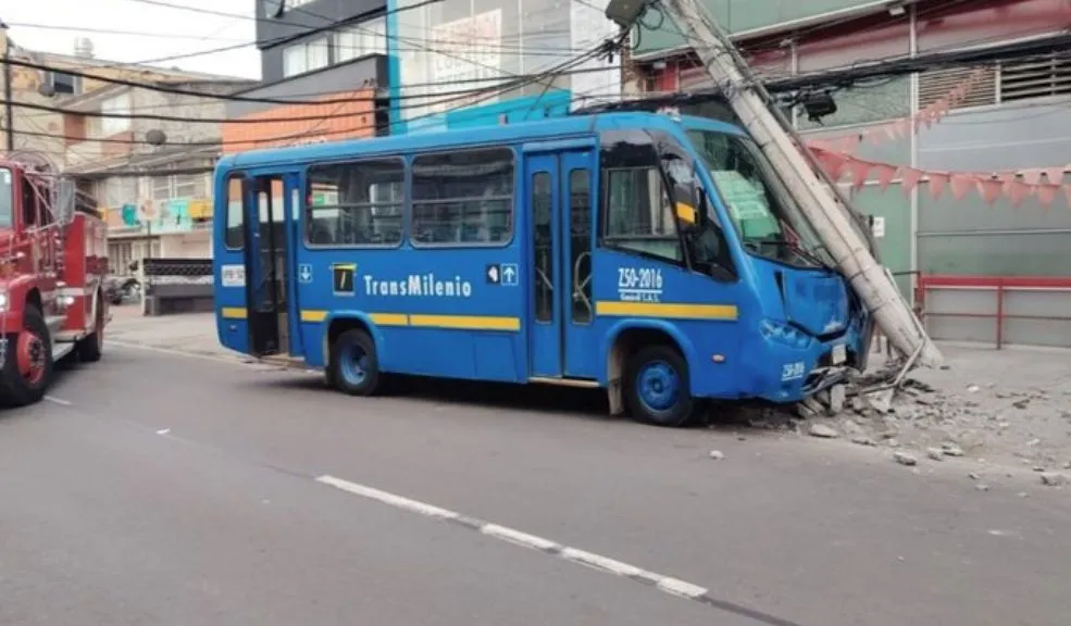 Accidente en Fontibón: bus del SITP se estrelló contra un poste La mañana de este viernes, el barrio Modelia, en la localidad de Fontibón, fue escenario de un aparatoso accidente protagonizado por un bus zonal del SITP contra un poste.