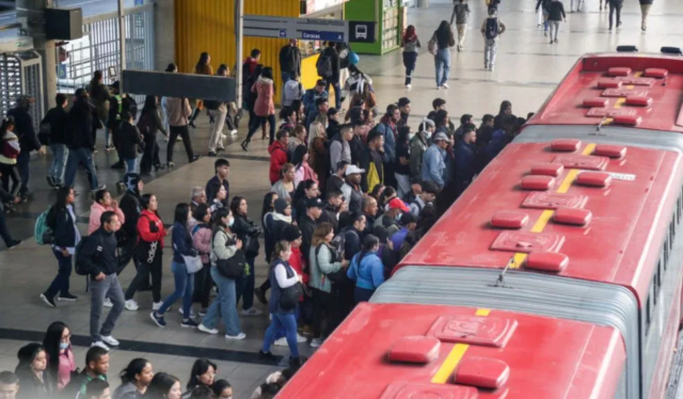 Manifestación colapsa la avenida Caracas y provoca desvíos de TransMilenio Manifestaciones en la Av. Caracas con calle 15 bloquean el paso de TransMilenio. Conozca las rutas con desvíos por la Carrera Décima y las alternativas para su regreso a casa.