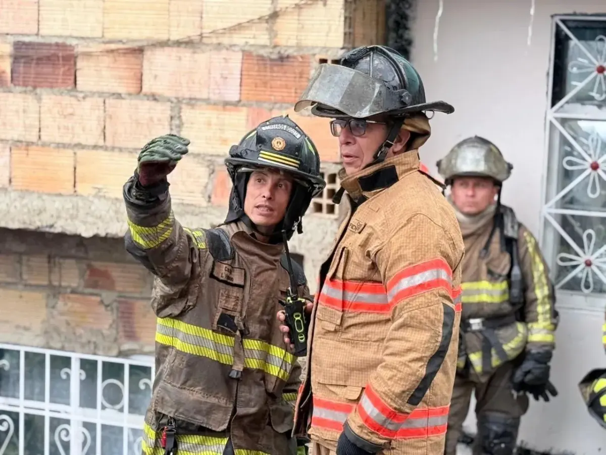 Atención: cilindro explotó y cobró dos vidas en vivienda de Rafael Uribe 1 Atención: cilindro explotó y cobró dos vidas en vivienda de Rafael Uribe Cuerpo de Bomberos y autoridades locales atienden a esta hora una emergencia en el barrio Palermo, de la localidad de Rafael Uribe. La explosión de un cilindro en el sector dejó como saldo trágico la muerte de dos personas.