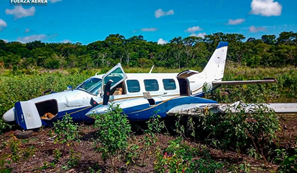 Avioneta de accidente de Yeison Jiménez tendría nexos con narcotráfico Sobre el accidente en el que fallecieron el cantante Yeison Jiménez, su equipo de trabajo y el resto de la tripulación, se han conocido muchos detalles. El punto de giro más sorprendente es, tal vez, el dato que surgió a comienzos de esta semana, y que vincula a la avioneta del siniestro con incautación de Cocaína en México.