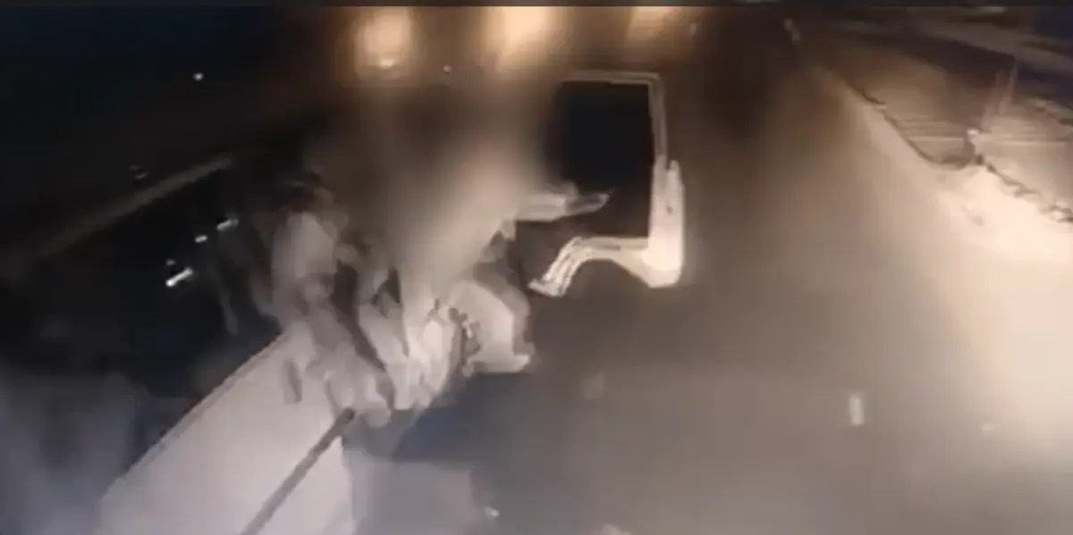 Bosa: querían bajar a la fuerza un carro inmovilizado de una grúa, pero no pudieron. Hay video Cuatro sujetos terminaron en manos de la Policía en el barrio Brasilia (Bosa), luego de intentar bajar a la fuerza un carro de transporte informal inmovilizado de una grúa de Movilidad. El hecho quedó registrado en video.