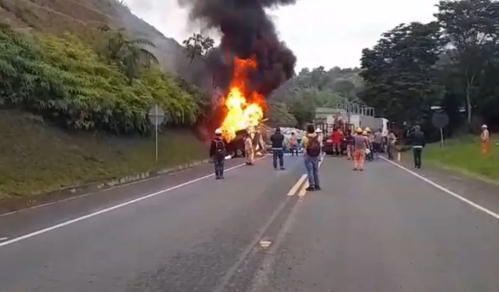 Bloqueo total en la vía Panamericana por accidente que deja siete muertos Un espantoso siniestro vial paraliza por completo la movilidad en el departamento del Cauca tras la colisión frontal entre un autobús de la empresa Velotax y un camión de carga pesada.
