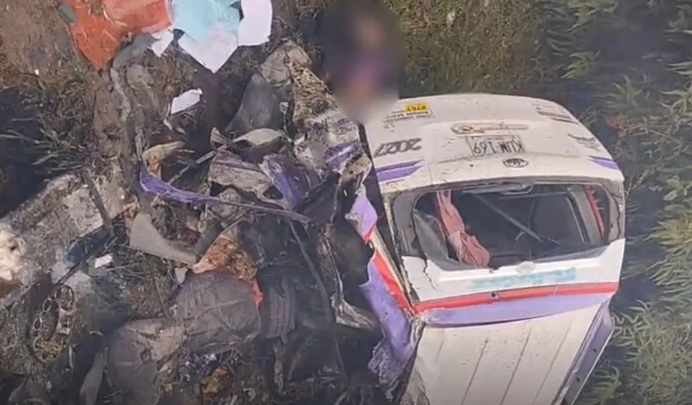 Bloqueo total en la vía Panamericana por accidente que deja siete muertos 2 Bloqueo total en la vía Panamericana por accidente que deja siete muertos Un espantoso siniestro vial paraliza por completo la movilidad en el departamento del Cauca tras la colisión frontal entre un autobús de la empresa Velotax y un camión de carga pesada.