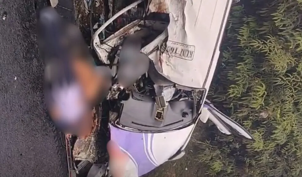 Bloqueo total en la vía Panamericana por accidente que deja siete muertos 1 Bloqueo total en la vía Panamericana por accidente que deja siete muertos Un espantoso siniestro vial paraliza por completo la movilidad en el departamento del Cauca tras la colisión frontal entre un autobús de la empresa Velotax y un camión de carga pesada.