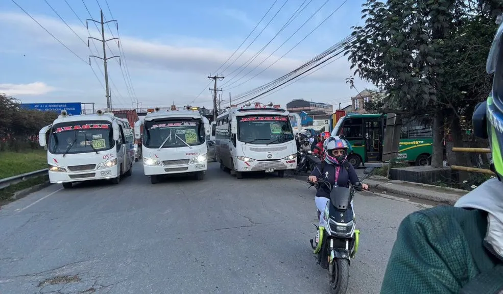 Bloqueos en la entrada de Bogotá: movilidad afectada en la calle 13 por protesta Desde las primeras horas de este martes 27 de enero, la movilidad en el principal acceso de la capital por el occidente se encuentra paralizada.