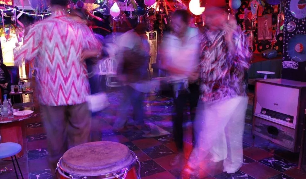 Bogotá amplió la rumba hasta las 5 de la mañana: estas son las zonas autorizada En búsqueda de fortalecer la economía nocturna, el Distrito informó que los bares y discotecas que cumplieron con los requisitos podrán atender hasta las 5 de la mañana. Sin embargo, esta no es una medida aplicable para toda la ciudad, sino únicamente para ciertas zonas autorizadas.